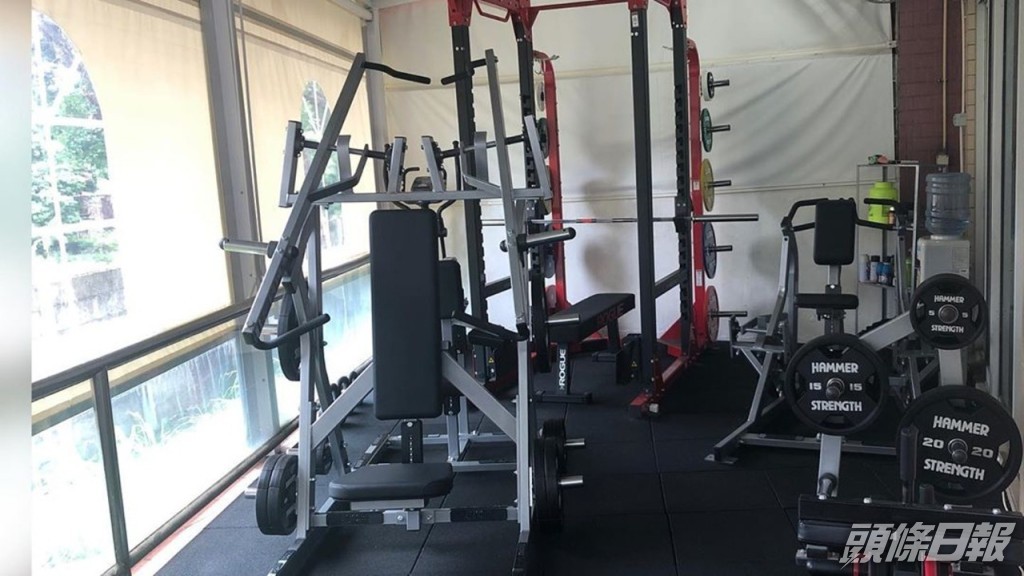 健身房利用帳篷搭健。